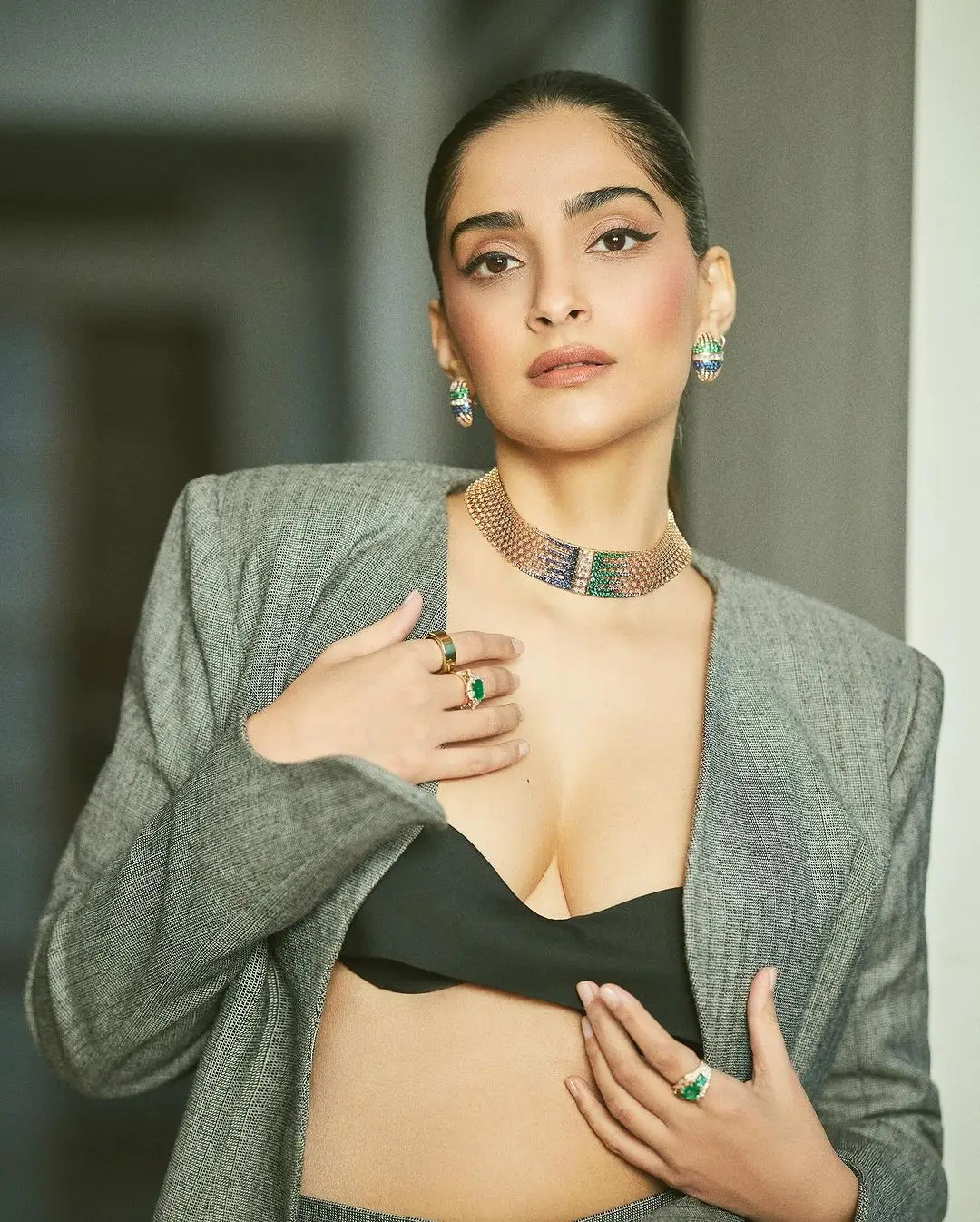 BOLLYWOOD ACTRESS SONAM KAPOOR PHOTOSHOOT IN GREEN COAT AND GOWN 1